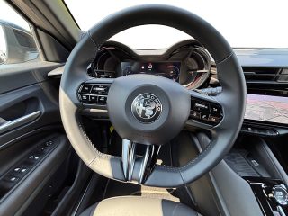 Alfa Romeo Junior 1.2 MHEV 100kW Speciale e-DCT6 Ibrid Automatik